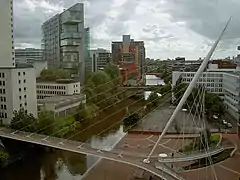 Vista del Trinity Bridge desde un edificio cercano.