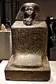 Senenmut con su pupila, la hija de Hatshepsut, chaty de la dinastía XVIII. (Museo Egipcio de Berlín).