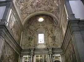 Frescos en el área del presbiterio