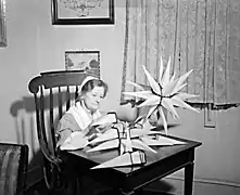 Señora armando estrellas de Moravia para Navidad en 1948.