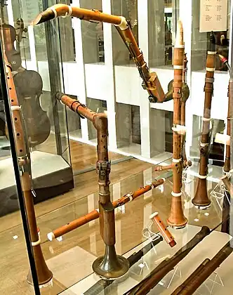 Museo de Instrumentos Musicales de Berlín: Cornos di bassetto del siglo XVIII (i clarinetes, flautas y fagotes)