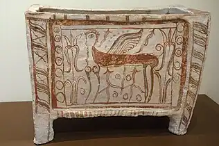 Lárnax de Tanagra con la representación de una esfinge (siglos XIII-XII a. C.)