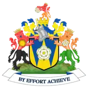 Escudo del Concejo del condado inglés de Yorkshire del Oeste, donde el aparente anaranjado blasona como leonado (tenné)