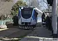 Coche motor llegando a la estación