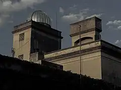 Vista exterior de una torre con una cúpula de observatorio astronómico