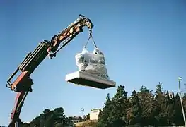 Colocación del Monumento sobre el pedestal en diciembre de 2005