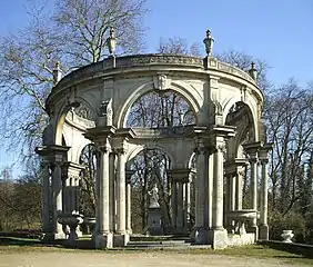 Columnata inspirada en Versalles.