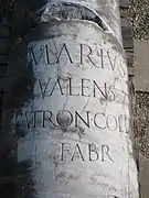 Inscripción en una columna del foro.