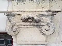 Capitel ornado de volutas de una columna jónica