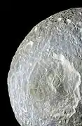 Las sutiles diferencias de color en Mimas son evidentes en esta imagen en color falso.