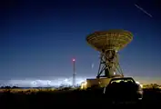 El cometa Neowise, las nubes noctilucentes, la estación espacial internacional y la antena  de comunicaciones del espacio profundo en la estación terrena de Goonhilly, Cornualles, Reino Unido, 16 de julio de 2020.