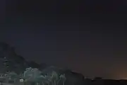 Cometa Neowise en pequeño tamaño sobre una montaña