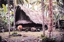Casa con numerosas «piedras-moneda»