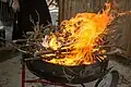 Un paellero en el Concurso Internacional de Paella de Sueca de 2016