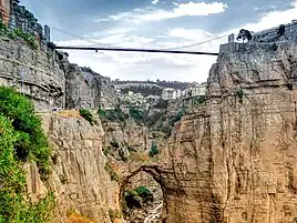 El puente natural debajo de la estructura