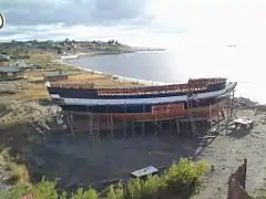 Vista del casco completo y pintado de la primera réplica a escala 1:1 del HMS Beagle.
