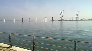 Pilares sin el tablero en el acceso a Cádiz.