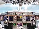 EICAS de un Boeing 767-400 al centro