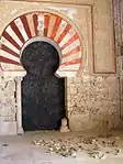 Arco de herradura en el lateral de la sala transversal