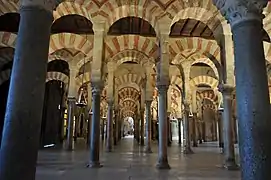 Sala hipóstila de la mezquita de Córdoba (786-siglo XVI), mejor ejemplo de la arquitectura califal