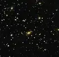 El Abell 1300 actúa como una lente, al doblar el mismísimo tejido de espacio alrededor de este.