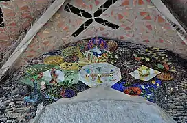 Dintel de la entrada con decoración cerámica que representa las cuatro virtudes cardinales