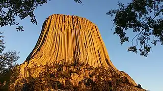 La Torre del Diablo, una antigua chimenea volcánica en la que el enfriamiento de la lava ha ocasionado columnas basálticas