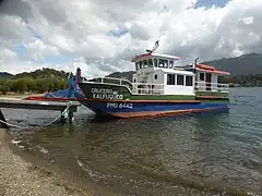 Embarcación "Crucero Kalfuqueo", en el lago.
