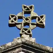 Cruz románica lo alto de la iglesia de Santa Susana en Santiago de Compostela, Galicia.