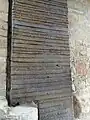 Esta cubierta metálica de la puerta tiene varios cientos de años.