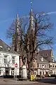 Cuijk, la escultura (Heilig Hartbeeld) y la iglesia (la Sint-Martinuskerk)