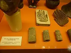 Vitrina con objetos de la cultura Tumaco-La Tolita. Estos sellos y rodillos para decoración se calcula que son del periodo 0-400 d. C.