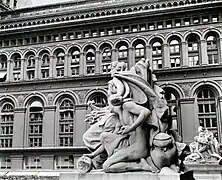 Estatuas en la parte trasera del edificio
