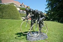 Cyclistes, escultura de Gabor Mihaly