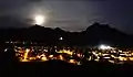 Füssen por la noche y en el fondo las montañas Tegelberg y Säuling