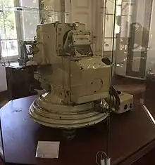 Astrolabio de Danjon (1956), fabricado en Francia por Optique et Précision de Levallois.