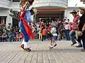  Cada año previo a la celebración de Corpus Christi, se anuncia a los danzantes que bailarán el próximo año, los cuales se preparan durante el año completo para los seis días de la danza. Aunque es necesario estar sincronizados, rara vez se sincronizan solos el Gigante y Gigantillo, más cuando se trata de los saltos en el aire. Suchiapa, Chiapas, México, 2017. Cortesía de Mariela TC.