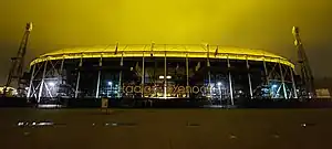 El estadio iluminado por la noche con iluminación para el césped.