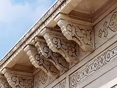 Detalle de la cornisa decorada y soportes.