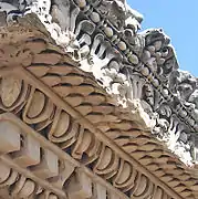 Cornisa romana de orden jónico, del palacio imperial en el monte Palatino, en Roma.