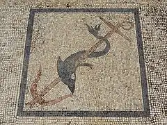 Detalle del mosaico que representa un delfín rodeando un ancla