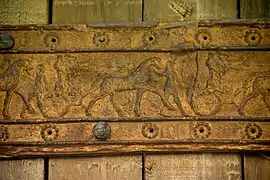 Detalle de una escena en relieve sobre placa de bronce que muestra carros de guerra asirios. De una puerta de Balawat, Irak, 859-824 a.C. Museo del Antiguo Oriente, Estambul