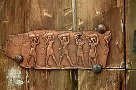 Detalle de una escena en relieve sobre placa de bronce que muestra a hombres armados portando botines. De una puerta de Balawat, Irak, 859-824 a.C. Museo del Antiguo Oriente, Estambul