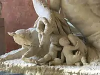Rómulo y Remo al pie de la estatua.