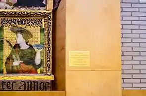 Detalle del retablo y placa, en la iglesia de San Martín de Porres de Burgos.