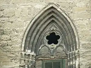 Detalle de la parte superior de uno de los ventanales de la cabecera. Se observa un pequeño rosetón pentalobulado y dos arquillos trilobulados.