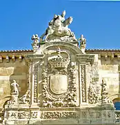 Segundo cuerpo de la portada con un gran escudo y San Isidoro a caballo