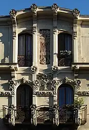 Detalle del edificio de la Via Pifetti 10.