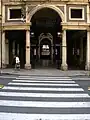 Entrada lateral de la Galleria Mazzini, situada en la Via Roma.