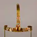 Diadema con dos cabezas de gacela, vista frontal.